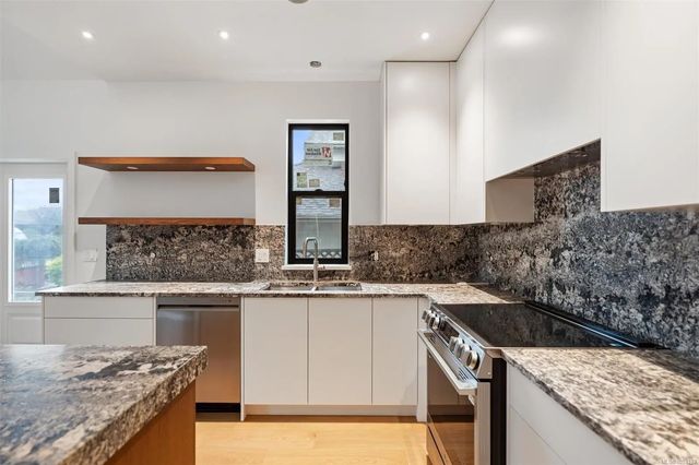 4 of 21 - 9650 Third St A, Sidney, BC