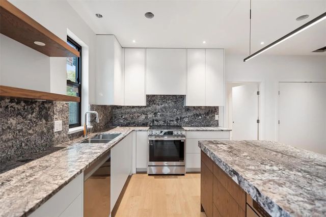 5 of 21 - 9650 Third St A, Sidney, BC