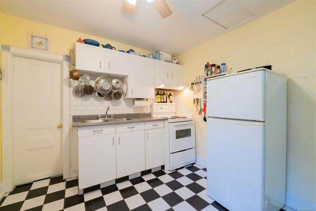4 of 27 - 660 Albert St, Nanaimo, BC