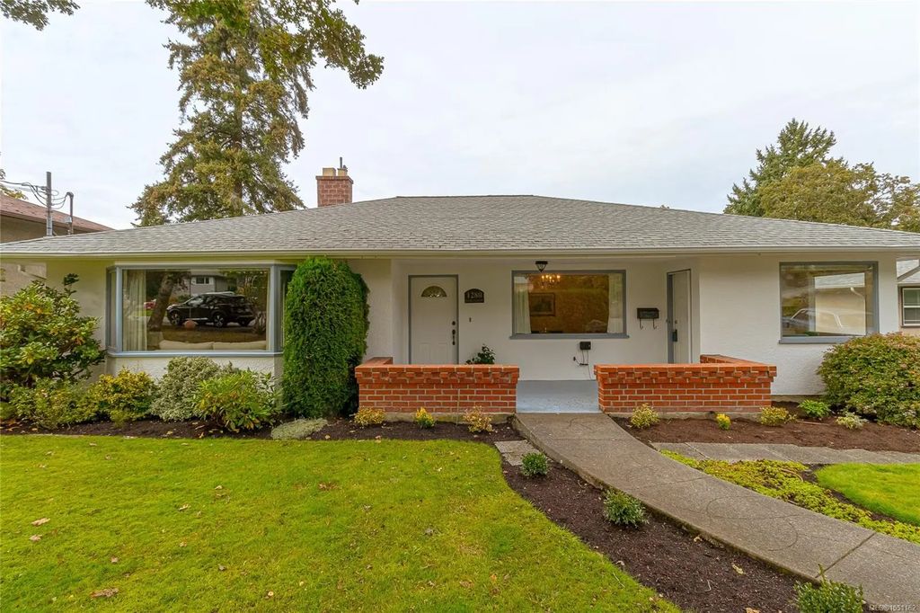 1280 Tracksell Ave, Saanich