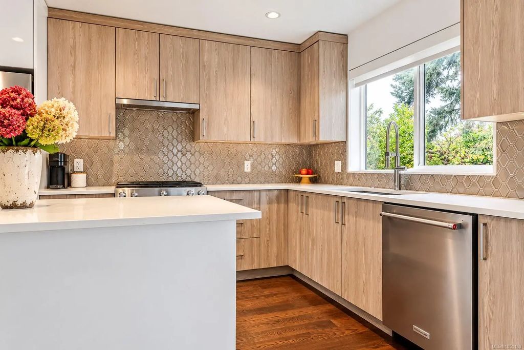 1032 Cloverdale Ave 7, Saanich