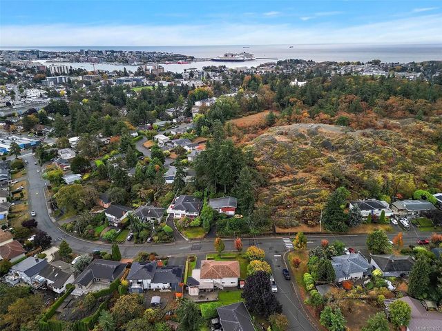 2 of 35 - 844 Rockheights Ave, Esquimalt, BC