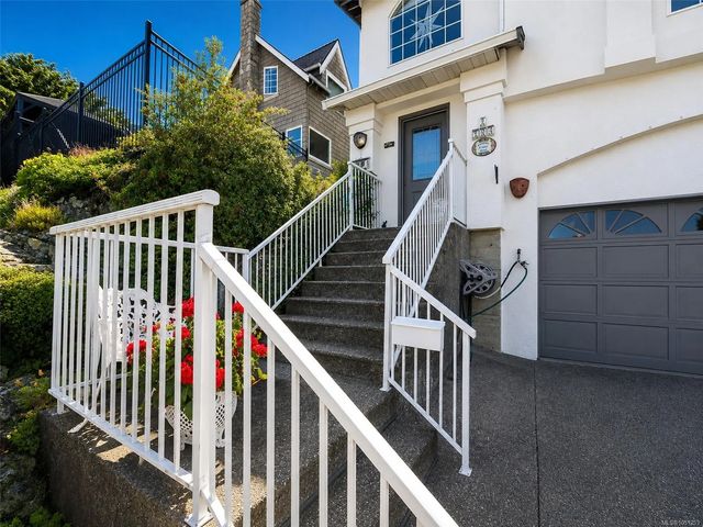 3 of 37 - 709 Luscombe Pl 2, Esquimalt, BC