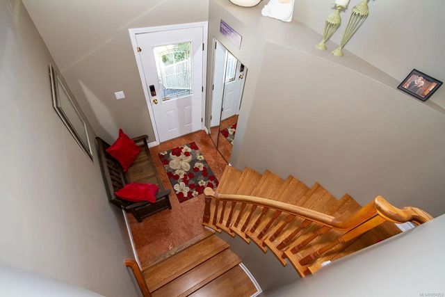 5 of 37 - 709 Luscombe Pl 2, Esquimalt, BC