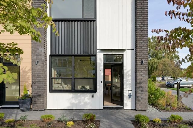 3 of 71 - 2100 Allenby St 1, Oak Bay, BC