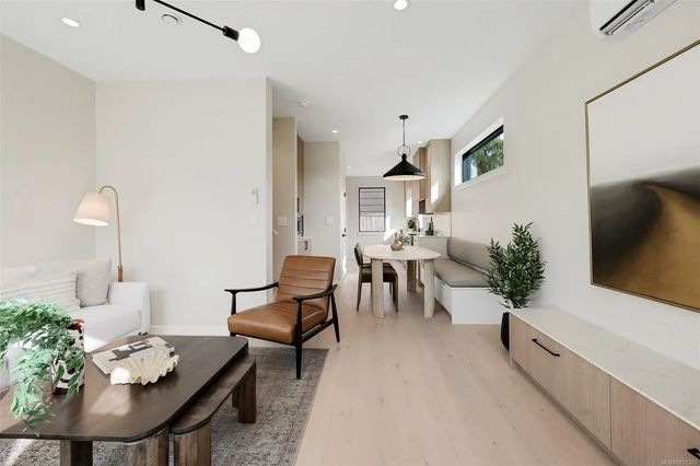 5 of 71 - 2100 Allenby St 1, Oak Bay, BC