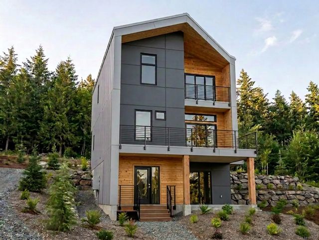 2 of 8 - 1032 Shore Pine Dr, Ucluelet, BC