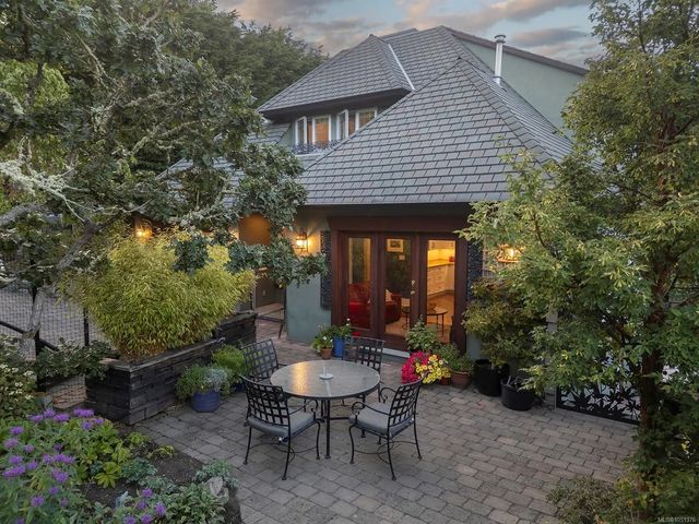 2 of 44 - 2018 Romney Rd, Victoria, BC