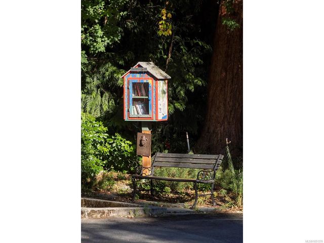 4 of 44 - 2018 Romney Rd, Victoria, BC