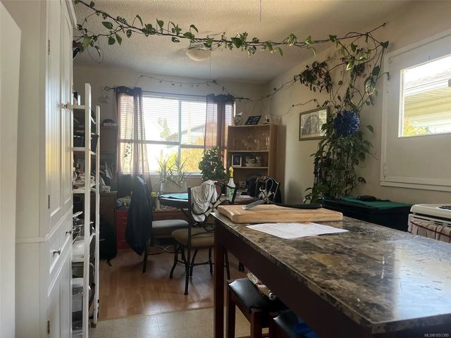 3 of 17 - 61 View St, Nanaimo, BC
