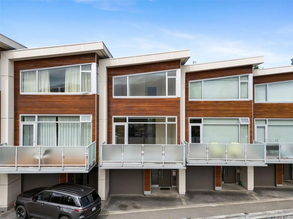 2830 Irma St 3, Victoria