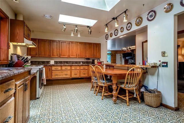 5 of 38 - 1698 Millstream Rd, Highlands, BC