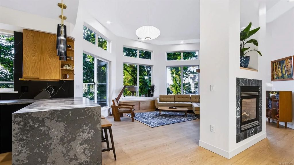60 Dallas Rd 15, Victoria