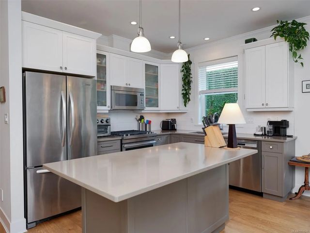 4 of 35 - 7045 Wallace Dr A, Central Saanich, BC