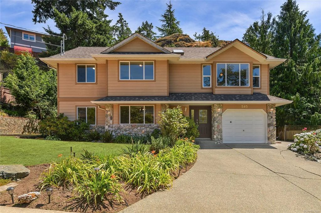 585 Hansen Ave, Langford
