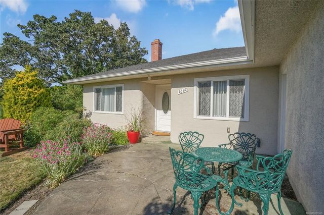 4 of 39 - 1697 Yale St, Oak Bay, BC