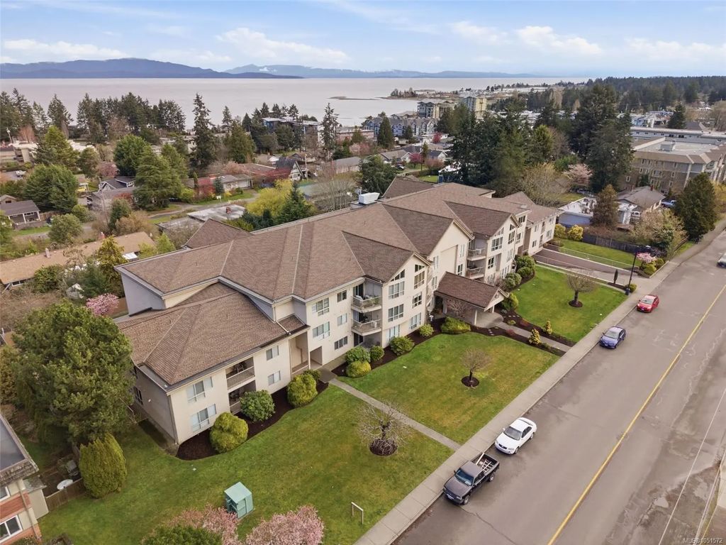 335 Hirst Ave W 106, Parksville
