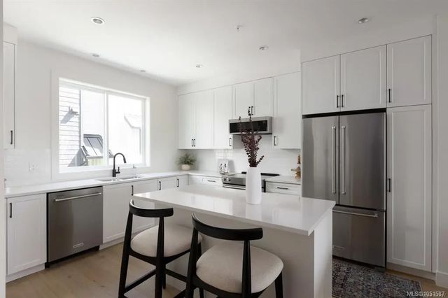 2 of 34 - 10145 Fifth St 9, Sidney, BC