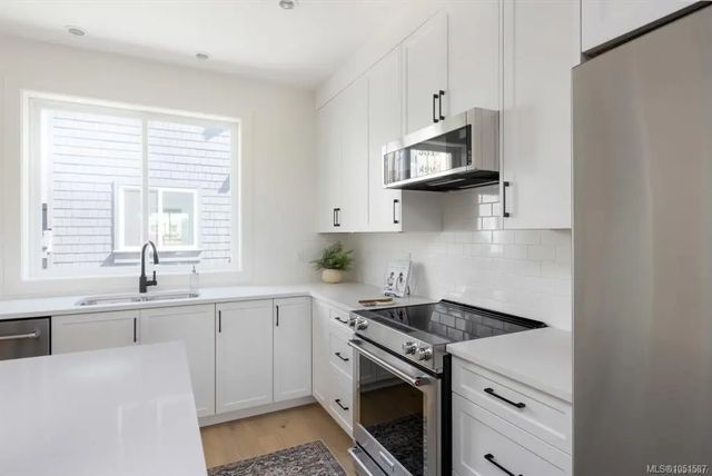 3 of 34 - 10145 Fifth St 9, Sidney, BC