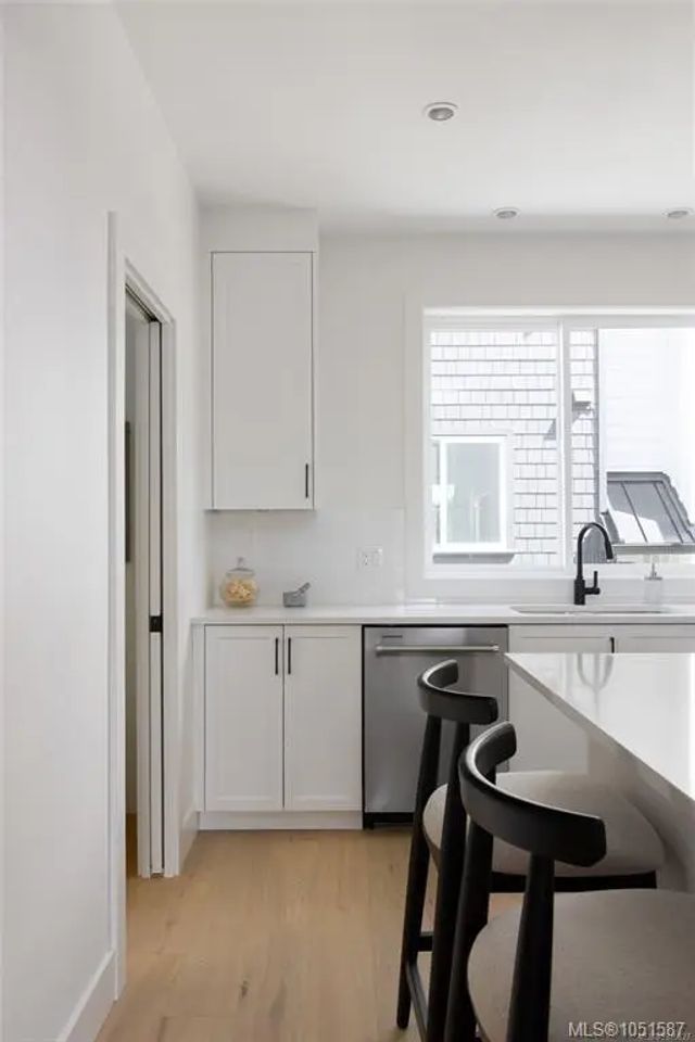 5 of 34 - 10145 Fifth St 9, Sidney, BC