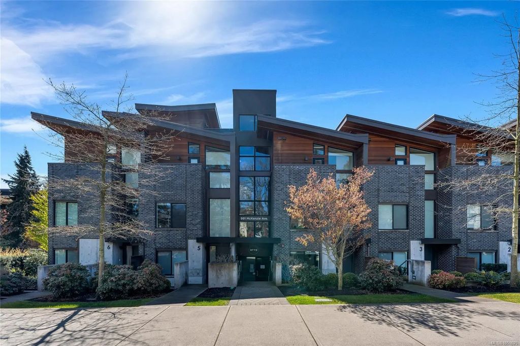 991 Mckenzie Ave 4, Saanich