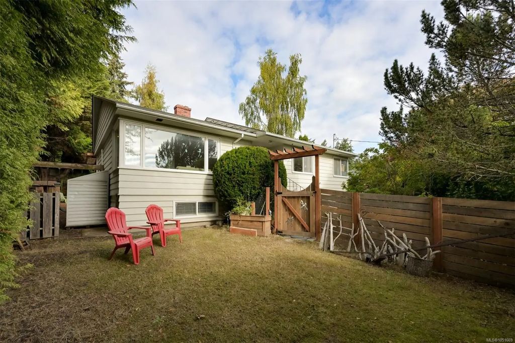 3832 Pitcombe Pl, Saanich