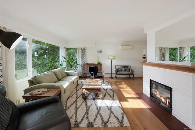 3 of 71 - 3832 Pitcombe Pl, Saanich, BC