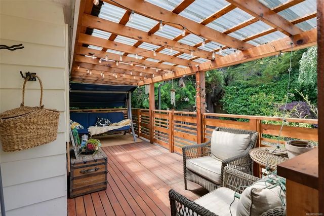 4 of 71 - 3832 Pitcombe Pl, Saanich, BC