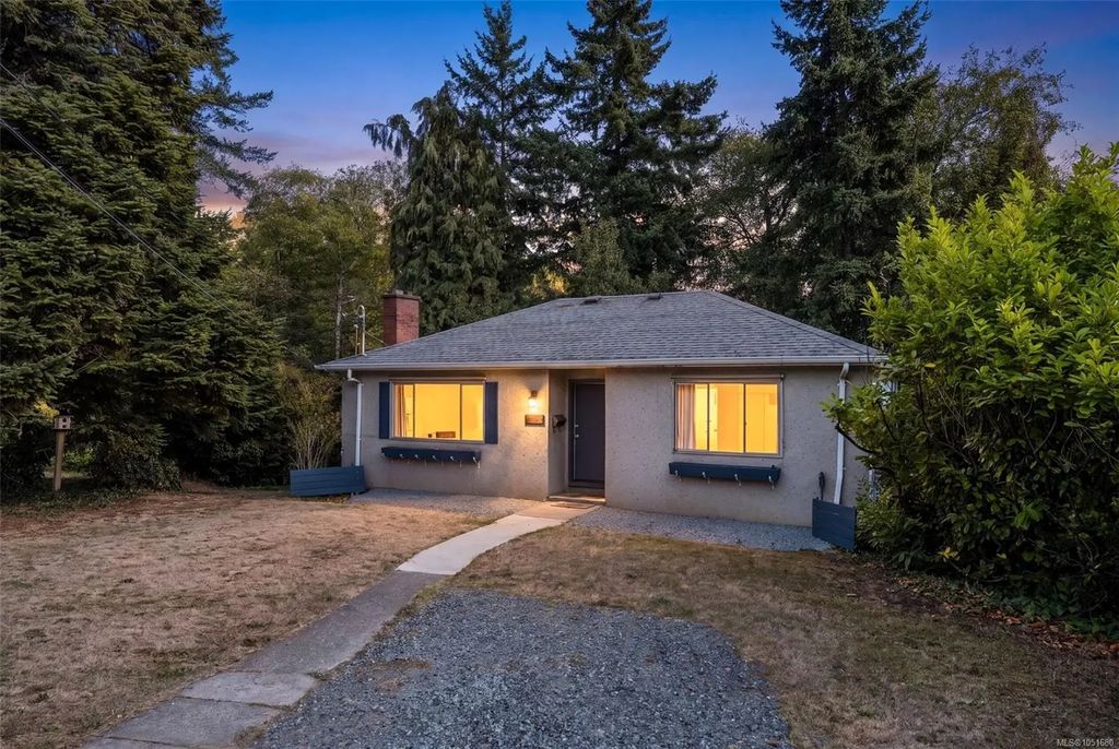 907 Mcadoo Pl, Saanich
