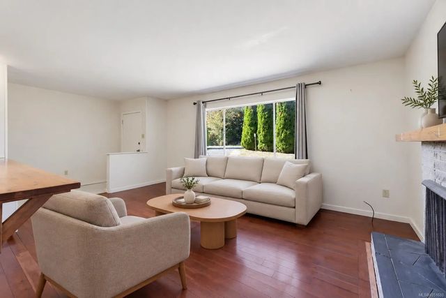 2 of 27 - 907 Mcadoo Pl, Saanich, BC