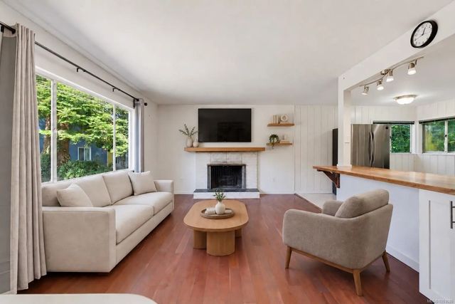 3 of 27 - 907 Mcadoo Pl, Saanich, BC