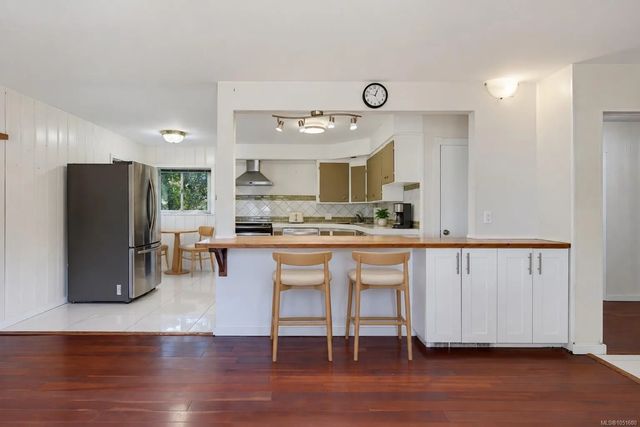 4 of 27 - 907 Mcadoo Pl, Saanich, BC