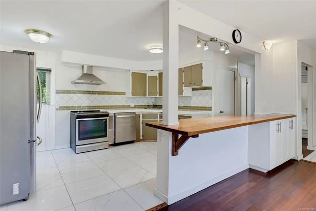 5 of 27 - 907 Mcadoo Pl, Saanich, BC