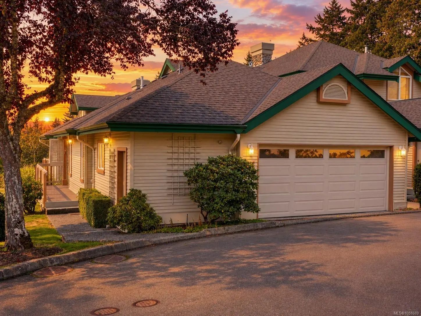Residential Real Estate for Sale at 530 Marsett Pl 77 in the city of Saanich by MLS #1051689