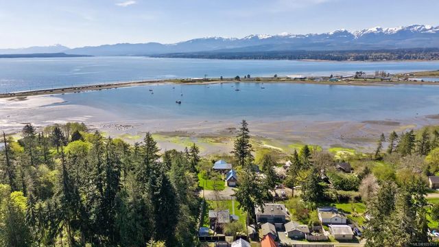 4 of 57 - 1304 Midden Rd, Comox, BC