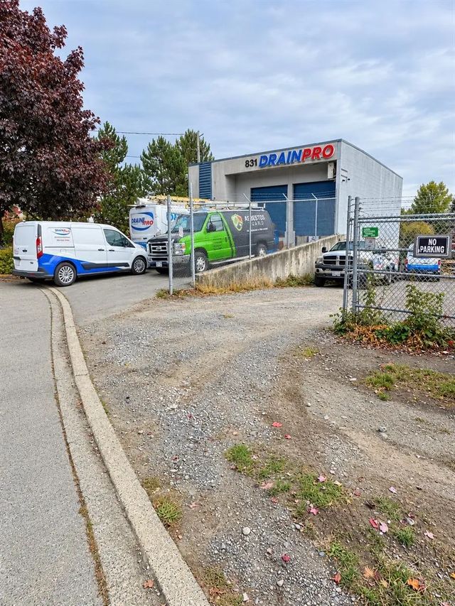 4 of 12 - 831 Shamrock St, Saanich, BC