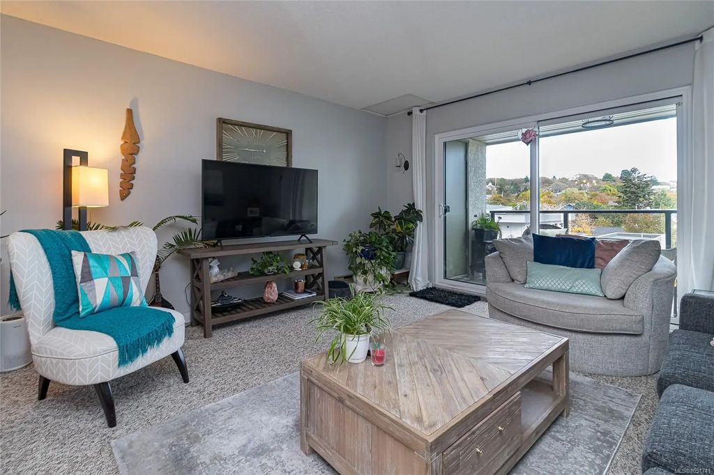 2757 Quadra St 404, Victoria
