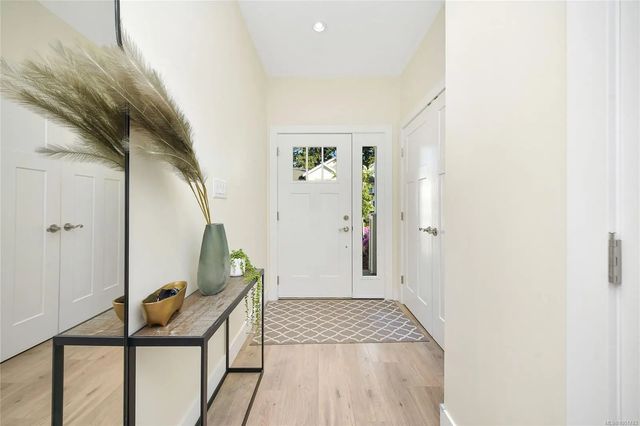 3 of 34 - 4487 Wilkinson Rd 2, Saanich, BC