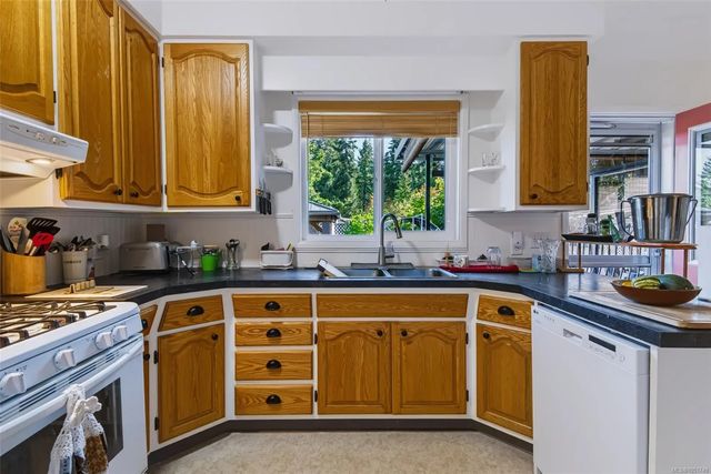 4 of 32 - 5470 Greenard St, Port Alberni, BC