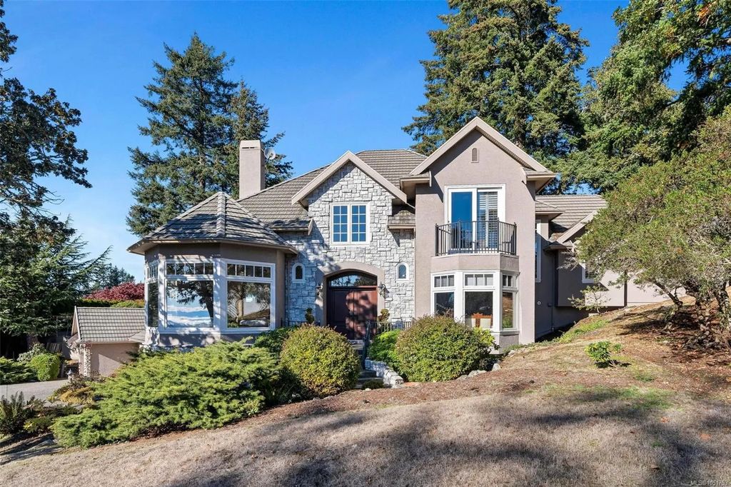 906 Cobblestone Lane, Saanich