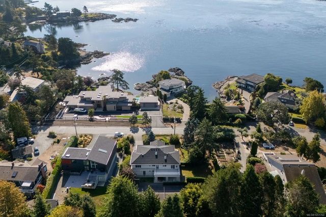 2 of 44 - 2980 Sea View Rd, Saanich, BC