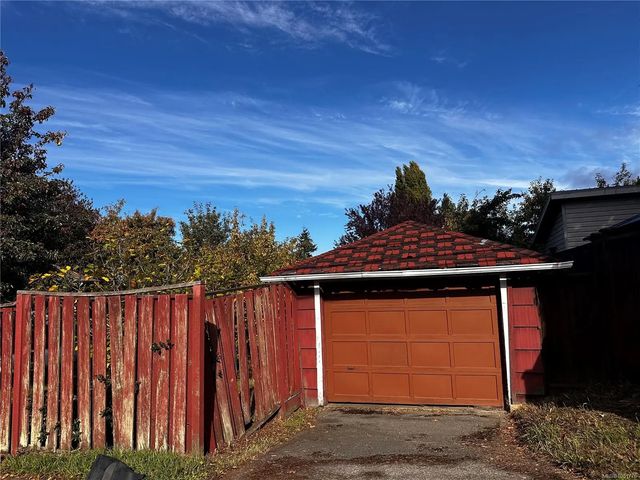2 of 2 - 3111 Rutledge St, Victoria, BC