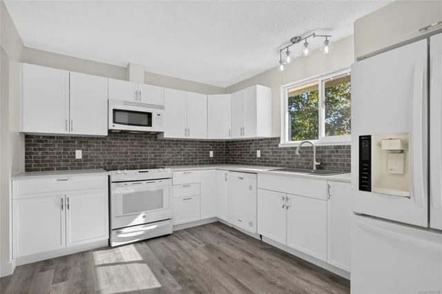 3 of 31 - 1665 Dingwall Rd, Courtenay, BC