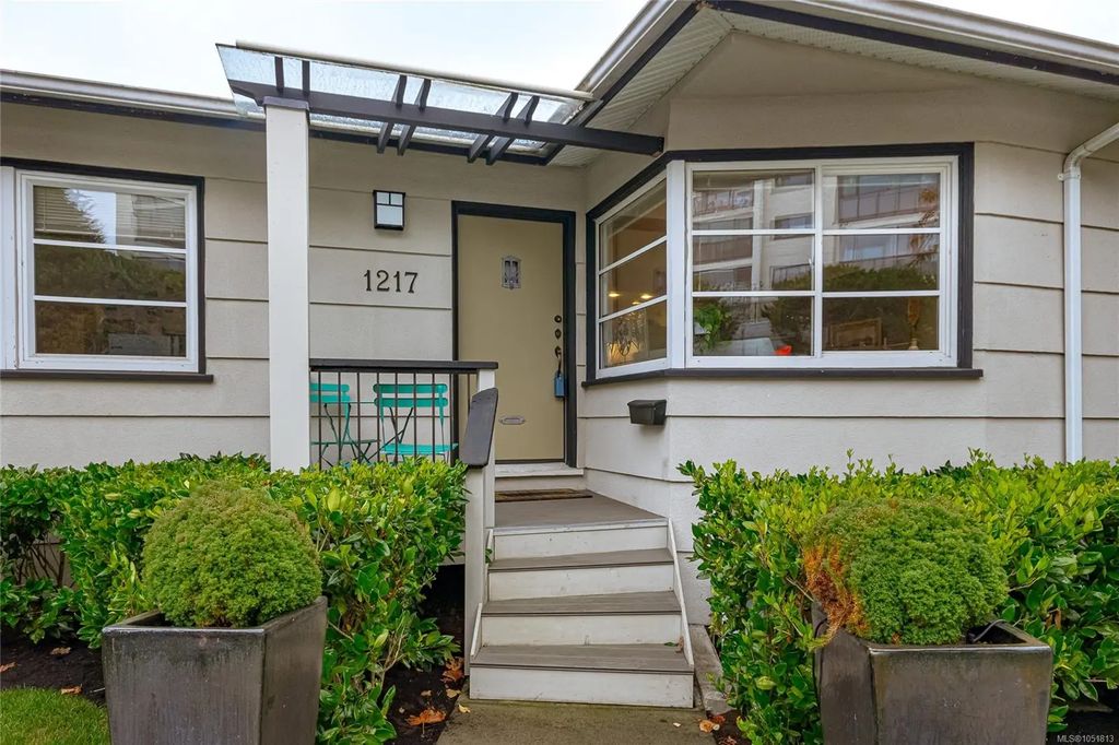 1217 Fairfield Rd, Victoria