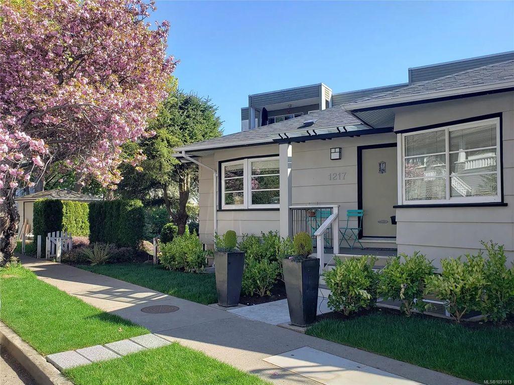 1217 Fairfield Rd, Victoria