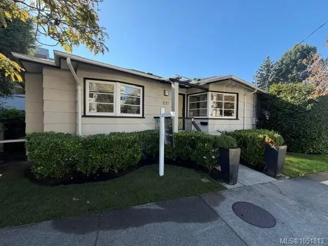 2 of 5 - 1217 Fairfield Rd, Victoria, BC