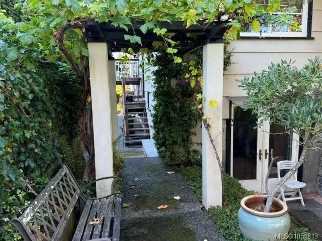 3 of 5 - 1217 Fairfield Rd, Victoria, BC