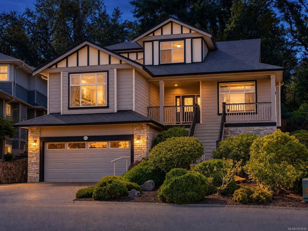 809 Rogers Way, Saanich