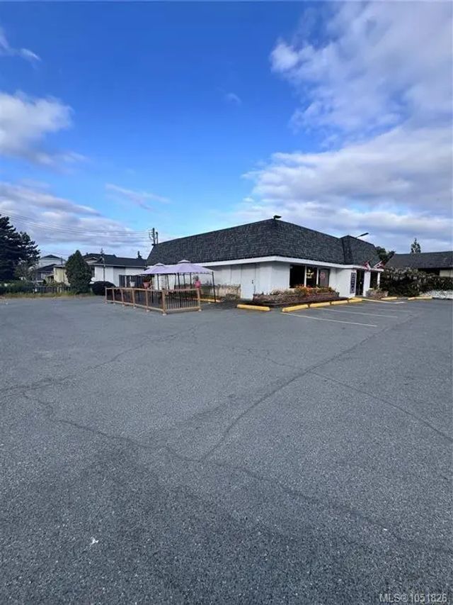 2 of 23 - 110 Burnside Rd E, Saanich, BC