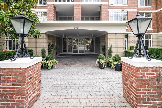 2 of 37 - 999 Burdett Ave 402, Victoria, BC